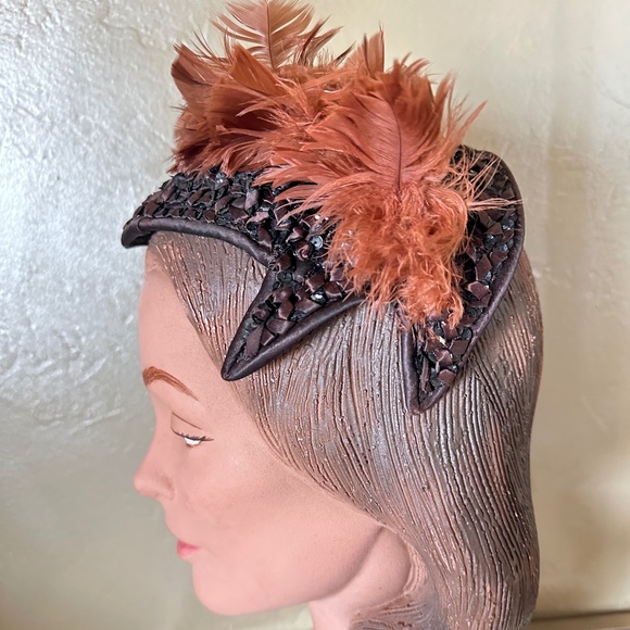 CHARMING 1950\'s BROWN/BLACK STRAW/FABRIC/SEQUIN CAP + RUST FEATHERS main image 4